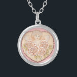 Cherub Angel Heart Silverpläterat Halsband<br><div class="desc">Cherub Angel necklace, t-shirts och Angel-gåvor från ArtMuvz Illustration. Charming Angel t-shirt för Mamma, Pappa, barn, baby. Söt Cherub Angel-födelsedag och julklappar, tote-väska, mugg, Angel-gåvor kan vara religiösa eller sekulära till sin natur och kan hittas för varje budget.Oavsett vilken typ av ängelgåva du väljer, så kommer det säkert att uppskattas...</div>