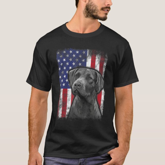 Chesapeake Bay Retriever American Flag Patriotic D T Shirt (Framsida)