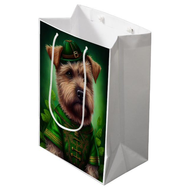 Chesapeake Bay Terrier i St. Patrick Dress (Framsidan Vinklad)