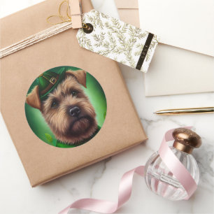 Chesapeake Bay Terrier i St. Patrick Dress Runt Klistermärke