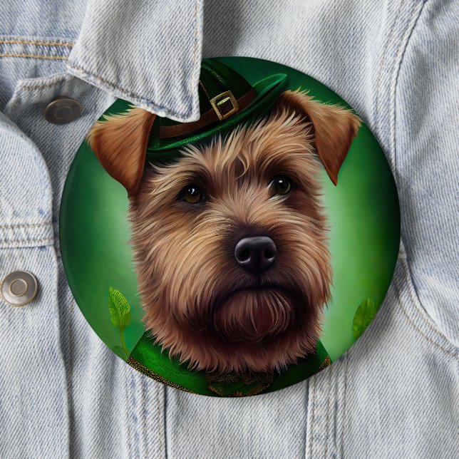 Chesapeake Bay Terrier i St. Patrick's Day-dräkt Knapp (In Situ)