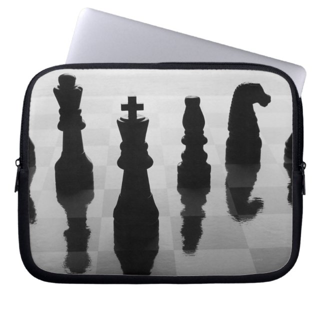 Chess biet på schackbrädet i svartvitt laptop sleeve (Framsidan)