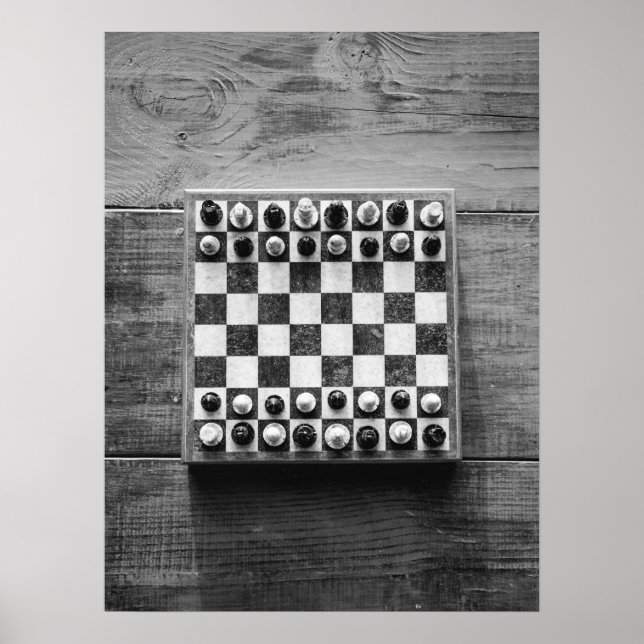 Chess Board Game på Rustic Wooden Bord Poster (Framsidan)