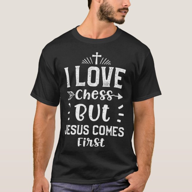 Chess i Kärlek schess, men Jesus kommer först Jesu T Shirt (Framsida)