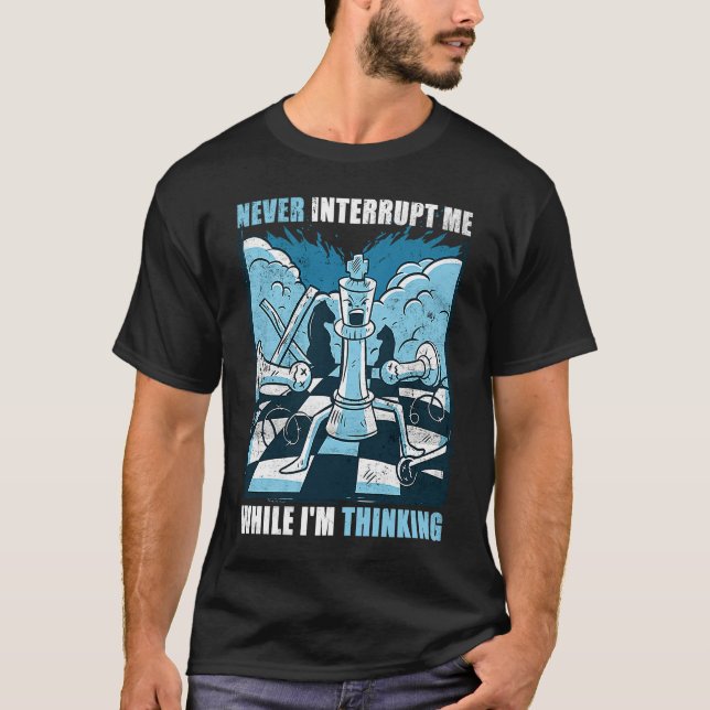 Chess  Never interrupt Me While I'm Thinking T Shirt (Framsida)