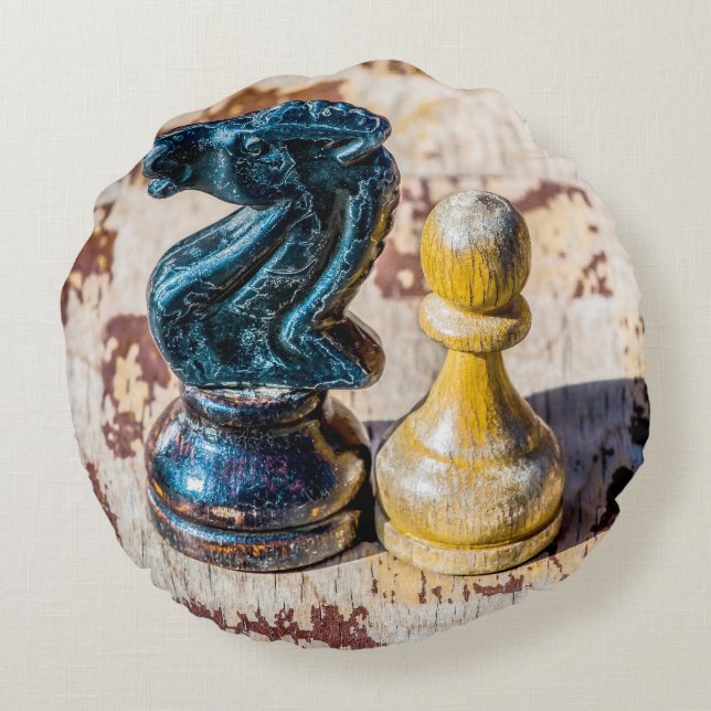 Chess Pawn och Knight - Veterans Rund Kudde (Baksidan)