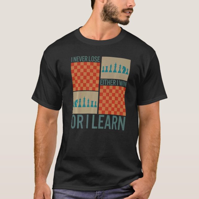 Chess Player tappar aldrig varken Win eller Lär Bo T Shirt (Framsida)