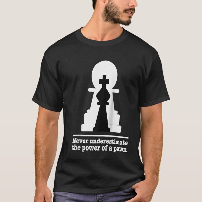 Chess Player underskattar aldrig kraften hos Pawn T Shirt (Framsida)