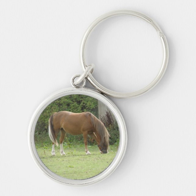 Chestnut Brown Horse Grasing Keychain Rund Silverfärgad Nyckelring (Framsidan)