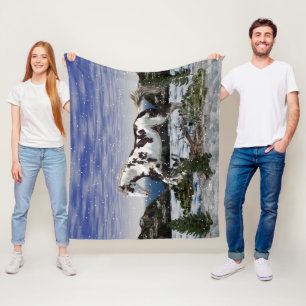 Chestnut och White Paint Horse i Snö Fleecefilt