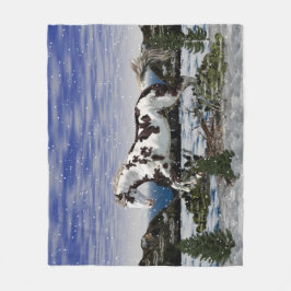 Chestnut och White Paint Horse i Snö Fleecefilt