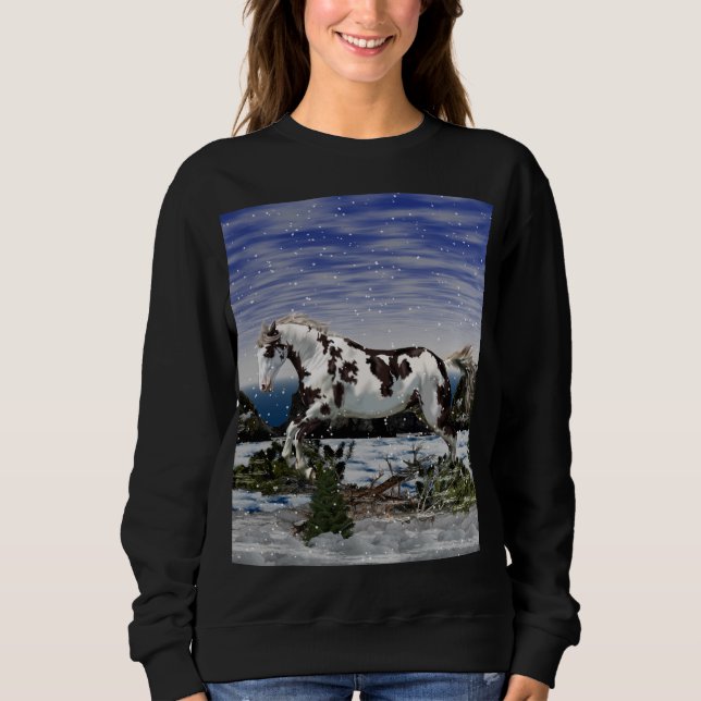 Chestnut och White Paint Horse i Snö T-shirt (Framsida)