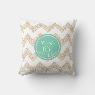 Chevron 65e Birthday Celebration Pillow med namn Kudde