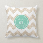 Chevron 80:e födelsedagsfirandet Pillow med namn Kudde<br><div class="desc">Modern design och trendig med chevron för din underbara mormor. Här på födelsedagen Pillow för hennes 80:e födelsedag. Du kan enkelt ändra bakgrund färg (till cirkel) och text färg (namn),  teckensnitt,  storlek och placering genom att klicka på anpassningsknappen. Kontakta mig om du vill ha ett nummer till.</div>