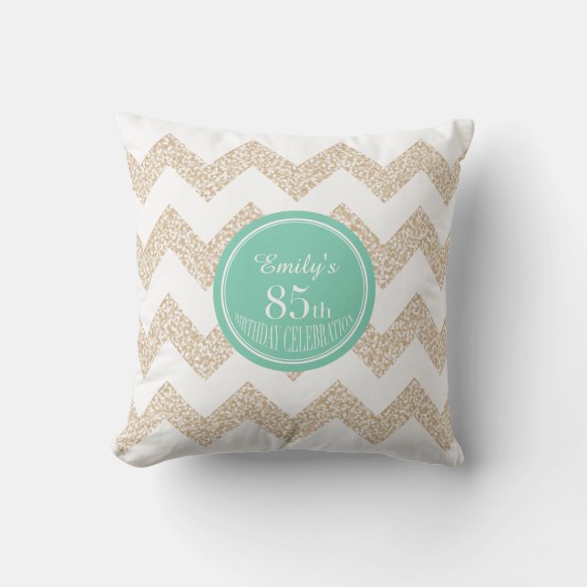 Chevron 85:e födelsedagshälsdag: Pillow med namn Kudde (Framsida)