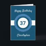 Chevron Blue 37:e födelsedagskort Kort<br><div class="desc">En personlig blå 37-årskort som du lätt kan anpassa med namn på kortets framsida. Du kan också anpassa insidan av kortmeddelandet om du vill. Personligens 37:e födelsedagskort för honom skulle göra en underbar keepy.</div>