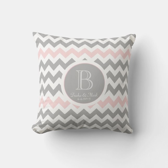Chevron Grått Rosa White Monogram Bröllop Pillow Kudde (Framsida)