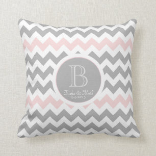 Chevron Grått Rosa White Monogram Bröllop Pillow Kudde