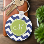 Chevron Mönster med Monogram - flottan Lime Nyckelring<br><div class="desc">En färgstark design med en yta för monogram. Om du behöver justera teckningen eller ändra teckensnittet kan du klicka på anpassningsområdet. Då kommer du till designen i verktyg där du kan göra många ändringar.</div>