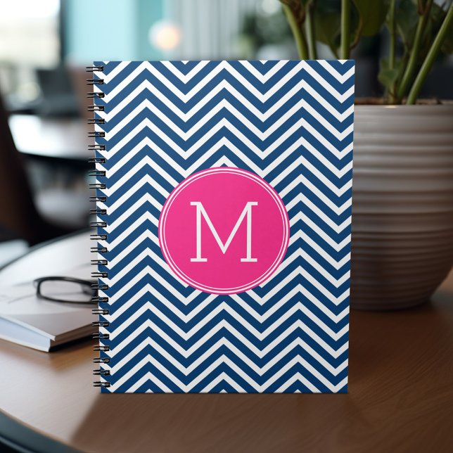 Chevron Mönster med Monogram - marinens Magenta Anteckningsbok Med Spiral (Personalized notebook - add your name or other text)