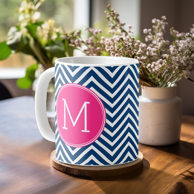 Chevron Mönster med Monogram - marinens Magenta Kaffemugg (Personalized mug template with a monogram)