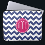 Chevron Mönster med Monogram - marinens Magenta Laptop Sleeve<br><div class="desc">En populär design med ett område där du kan lägga till initialer. Trendiget färg och mönster för ert mobil. Om du behöver justera monogrammen klickar du på knappen Anpassa och gör ändringar.</div>