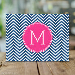 Chevron Mönster med Monogram - marinens Magenta Vykort<br><div class="desc">En populär design med ett område där du kan lägga till initialer. Trendiget färg och mönster för ert mobil. Om du behöver justera monogrammen klickar du på knappen Anpassa och gör ändringar.</div>