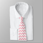 Chevron Zig Zag Mönster Chic Rosa White Scandi Slips<br><div class="desc">Klassisk chevron mönster,  nordiska nordiska rosan för nordiska pastellprodukter och vit hemdeka och presenter. Chevron zigzag v Fored Traditional Boho mönster Aesthetic halstie.</div>