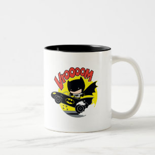 Chibi Batman i Batmobile Två-Tonad Mugg