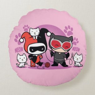 Chibi Harley Quinn och Chibi Catwomen med katter Rund Kudde