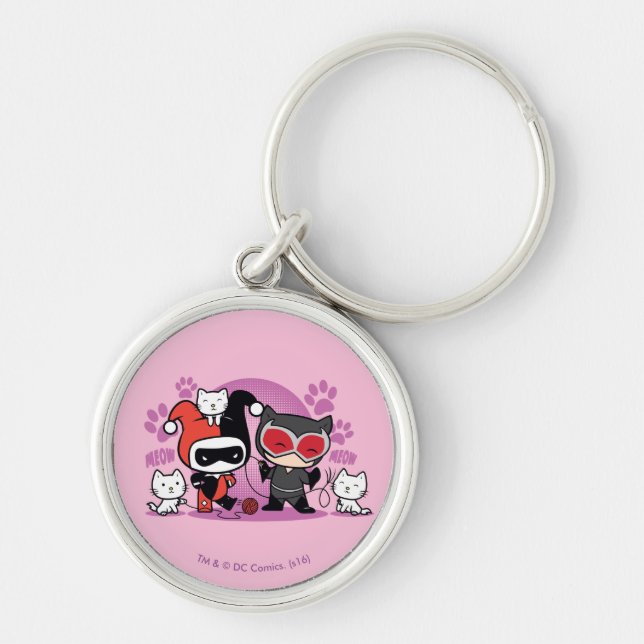 Chibi Harley Quinn och Chibi Catwomen med katter Rund Silverfärgad Nyckelring (Framsidan)