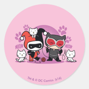 Chibi Harley Quinn och Chibi Catwomen med katter Runt Klistermärke