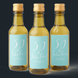 Chic 50 Fabulous Blue Namn 50:e födelsedagen Vinetikett<br><div class="desc">Firar att du vrider 50 i stil med den blå eleganten 50-årsjubileum vin med texten 50 och fantastiska med vitalskript kalligrafi och modern typografi. Lägg bara till ditt namn och det är redo för dig att gå med vin-etiketter i 50 födelsedagsfester. Enbart designad för dig av Lycklig Dolphin Studio. Kontakta...</div>