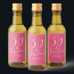 Chic 50 Fabulous Shock rosa 50:e födelsedagen Vinetikett<br><div class="desc">Firar att du vrider 50 i stil med den här shock rosa 50-årsjubileum-vin med texten 50 och fantastiska i kalligrafi och modern typografi med vita chic. Lägg bara till ditt namn och det är redo för dig att gå med vin-etiketter i 50 födelsedagsfester. Enbart designad för dig av Lycklig Dolphin...</div>