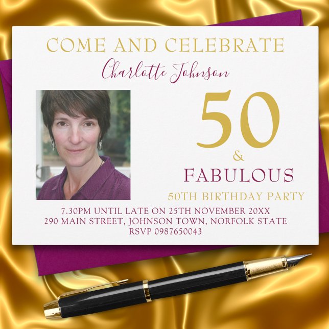 Chic 50 och Fabulöst foto 50:e Födelsedagsfesten Inbjudningar (50 and fabulous elegant 50th birthday party invitation with photo template gold and purple)