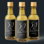Chic 50 Svartvit Namn 50:e födelsedagen Vinetikett<br><div class="desc">Firar att du vrider 50 i stil med den svarta och vita eleganten 50-årsmärket vin med texten 50 och fantastiska i manuset med vit chic kalligrafi och modern typografi. Lägg bara till ditt namn och det är redo för dig att gå med vin-etiketter i 50 födelsedagsfester. Enbart designad för dig...</div>
