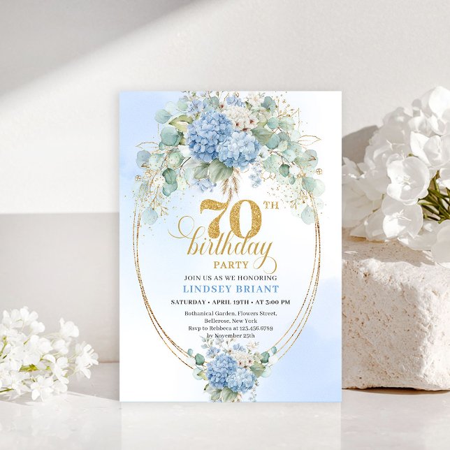 Chic 70-års födelsedagsinbjudan med blå blommor oc inbjudningar (Chic 70th Birthday Blue Floral Eucalyptus Invitation)