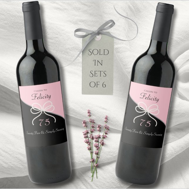 Chic 75-årsfirande Pink and Black Födelsedagsfiran Vinflaska Etikett (Toast to 75 years with chic pink and black pearl bow wine labels for your gala celebration.)