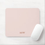Chic anpassningsbar för  rosa i monogram initialer musmatta<br><div class="desc">Elegantens anpassade namn monogram initialer  rosa fast,  tjock färg feminin-musmatta. Minimalistisk,  enkel,  modern utformning av snyggten. Dusty ro anpassade serif-text på  rosa,  fast bakgrund för färg.</div>