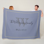 Chic av  Rustic Bröllop Gift Keepsaki Monogram Fleecefilt<br><div class="desc">Rustic Bröllop & Förlovning Gift for Newlyweds Elegant Chic Script Keepsaka Monogrammed Blue Fleece Blanket, med personlig Couppes efternamn och datum fastställt. En unik gåva till nygifta, för deras nya liv tillsammans, eller en gåva till husuppvärmning. Klicka på Anpassa den här mallen om du vill anpassa den med Monograms efternamn...</div>