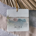Chic Baby Första julen Nyfödd fotokeramik Julgransprydnad Keramik<br><div class="desc">Den här chicen är baby:s första nyfödda fotokeramiska prydnadsföremål i julklapp den perfekt moderna dekorationen i Julgran. Den enkla designen har en klassisk,  minimalistisk svart typografi med en rustik boho-känsla. Det här prydnadsämnet lyder "min första jul". Anpassa ditt dubbla-sidiga prydnadsföremål med ett foto av baby,  baby namn och året.</div>