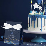 Chic Bat mitzvah Finare Party Presentaskar<br><div class="desc">Elegant marinblått och guld agate dekorerar denna moderna Bat mitzvah partiaffär i finare. Din dotters namn är skriven i ett vackert högtidligt skript under David stjärna. Perfekt för en chic,  snyggt judisk familj som firar en flicka som kallas till Torah.</div>