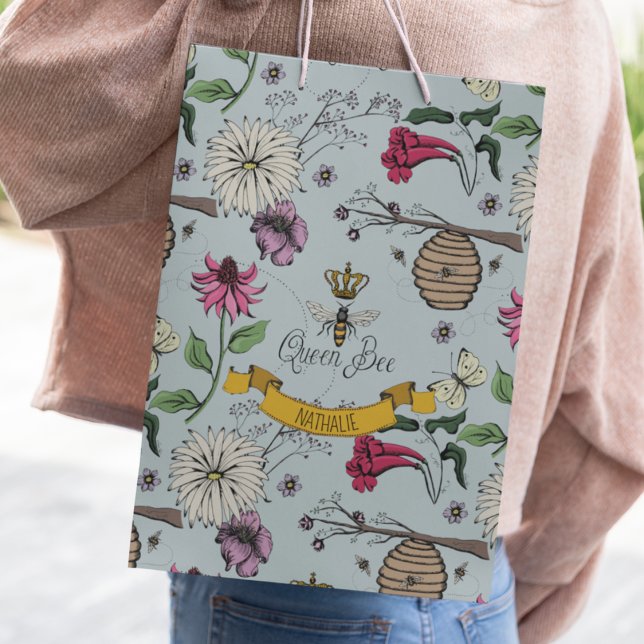 Chic Beehive Blue-Blommigt (Elegant Queen Bee & Gold Crown Gift Bag. Hand-Drawn Queen Bee, Gold Crown, Flowers, Beehive & Bees)
