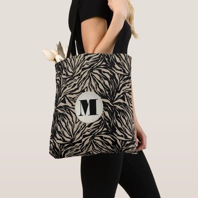 Chic Beige Animal Print Monogram Tygkasse (Närbild)