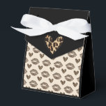 Chic beige och svart cheetamönster presentaskar<br><div class="desc">Gör dina partygavor oförglömliga med denna Chic beige och svart Cheetah Print Favor Box. Med ett djärvt djurluttryck i klassiska neutrala toner är den perfekt för bröllop, födelsedagar, baby shower eller någon speciell tillställning. Stilfull och stabil är den här lådan en touch av vild elegans för ditt evenemang samtidigt som...</div>
