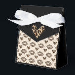 Chic beige och svart cheetaprint presentaskar<br><div class="desc">Gör dina partygavor oförglömliga med denna Chic beige och svart Cheetaprint-gavbox. Med ett djärvt djurtryck i klassiska neutrala nyanser är den perfekt för bröllop, födelsedagar, baby shower eller någon speciell tillställning. Stilfull och robust tillför denna låda en touch av vild elegans till din fest samtidigt som små presenter eller godsaker...</div>
