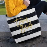 Chic Black and White Rand Faux Guld Team Bride Tygkasse<br><div class="desc">All-over-Print Tote Bag med ord "Team Bride" i faux-guld-trendig-skript mot svart och vit rand mönster-bakgrund. Perfekt till bröllop för brudgummar, maid of honor och blomsterflicka. Mer information om matchande objekt finns på https://www.zazzle.com/collections/119250194970828530?rf=238364477188679314 Anpassa den genom att ersätta platshållartexten. Om du vill ha fler alternativ som att ändra teckensnittet och det...</div>