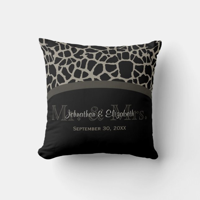 Chic Black Giraffe Bröllop Elegant Monogram Kudde (Framsida)