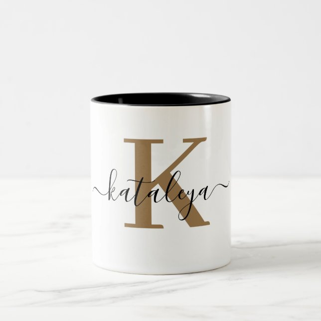 Chic Black Gold Monogram Elegant Script Name Mug Två-Tonad Mugg (Center)