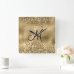 Chic Black Guld Glitter Monogram Namn Fyrkantig Klocka<br><div class="desc">Chic Black Guld Glitter Monogram Namn</div>